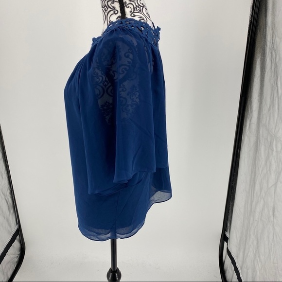 Robbi & Nikki blue crochet trim flutter sleeve top lightweight summer Flowy - Picture 7 of 10
